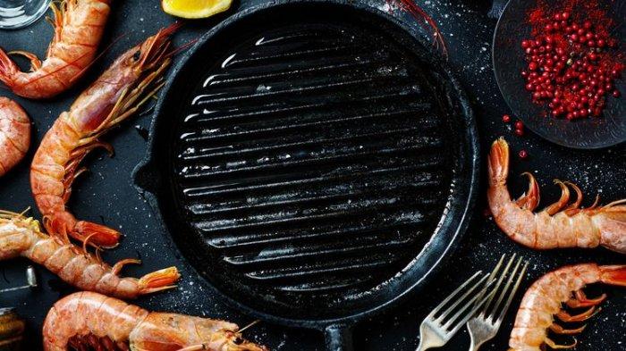 Ilustrasi penggunaan wajan grill, pembersihan lebih mudah pakai baking soda.