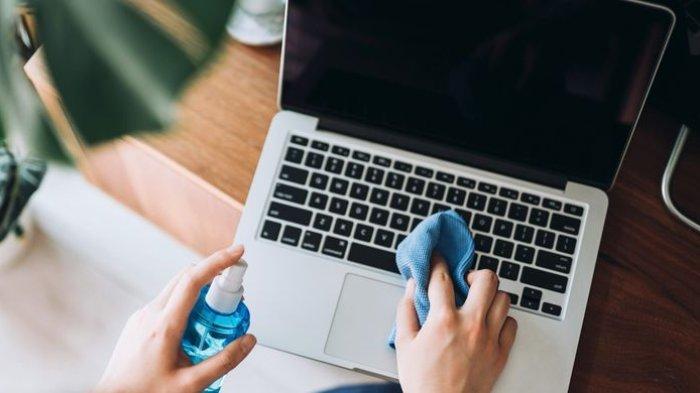 Ilustrasi membersihkan laptop