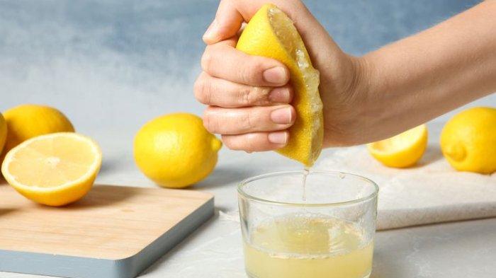 Ilustrasi perasan air lemon untuk bantu bersihkan pakaian.