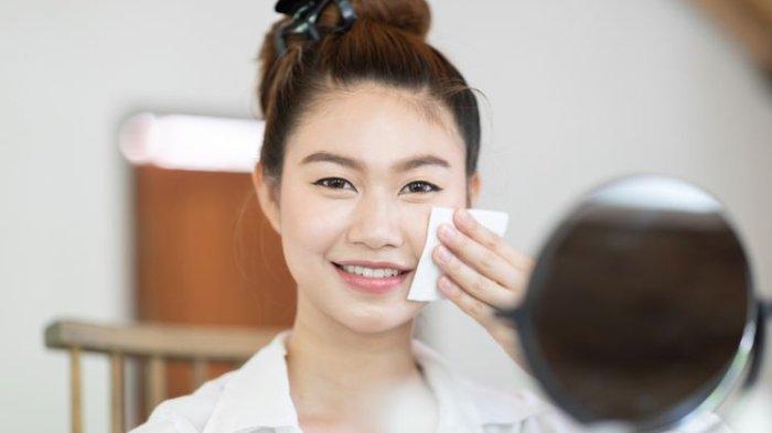 Ilustrasi wanita sedang melakukan rutinitas perawatan kulit.