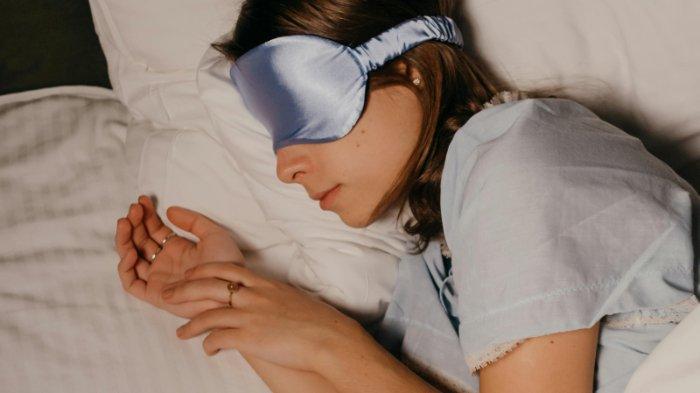 Ilustrasi perempuan tidur dengan suasanya yang nyaman.