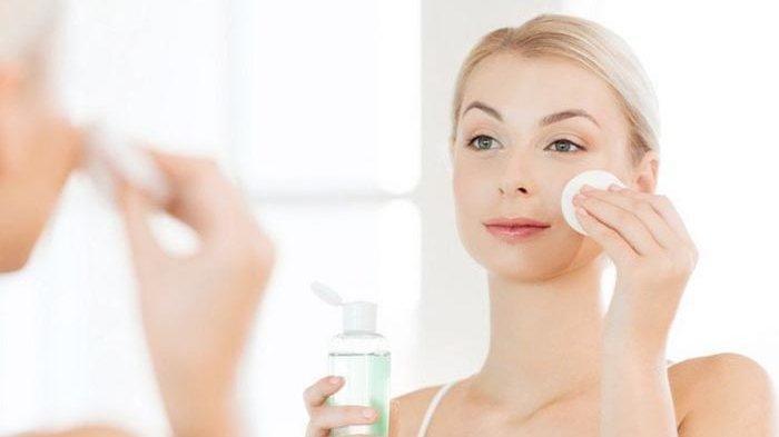 Ilustrasi perempuan yang membersihkan wajah dengan toer