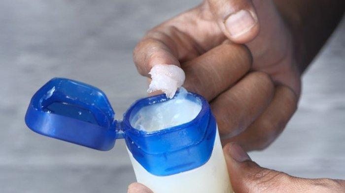 Ilustrasi petroleum jelly, bahan yang bisa kamu manfaatkan untuk mengangkat sisa lip tint di bibir yang susah dihilangkan.