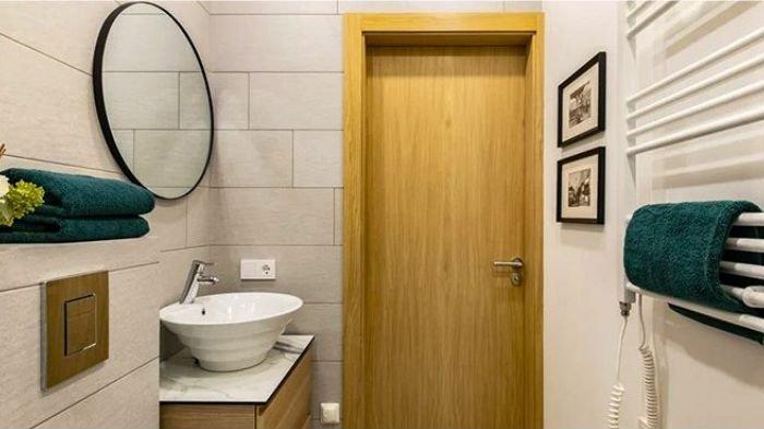 Ilustrasi pintu kamar mandi yang ukurannya bisa disesuaikan pintu-pintu lain di rumah agar tidak terlihat nyeleneh