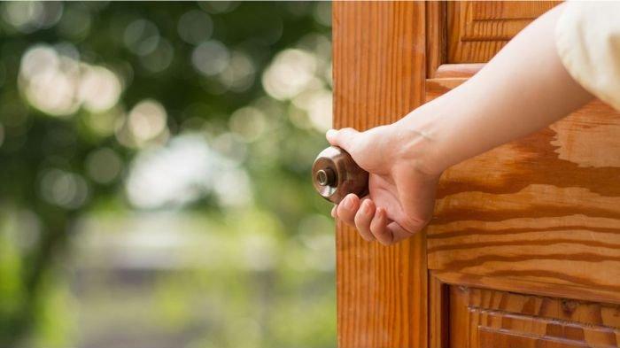 Buka pintu rumah supaya udara panas yang didalam keluar dan udara baru dari luar bisa masuk ke rumah
