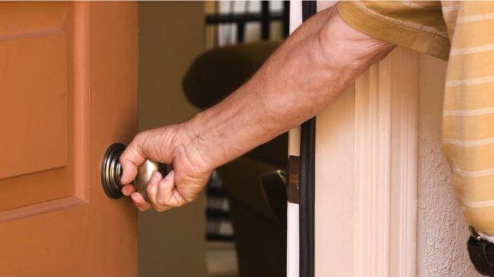 Ilustrasi pintu depan rumah