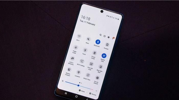 Ilustrasi membuka pusat kontrol di HP Android untuk mengaktifkan Bluetooth