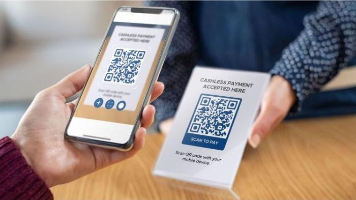 Ilustrasi pemindaian QRIS untuk pembayaran cashless dengan dompel digital atau e-Wallet