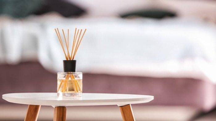 Ilustrasi reed diffuser untuk bantu segarkan ruangan dengan beragam aroma.