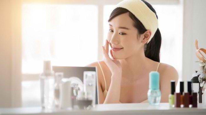 Ilustrasi wanita yang mengenali lebih dalam soal kandungan skincare membuatnya mudah memilih produk yang tepat dan hasilnya bagus di kulit.