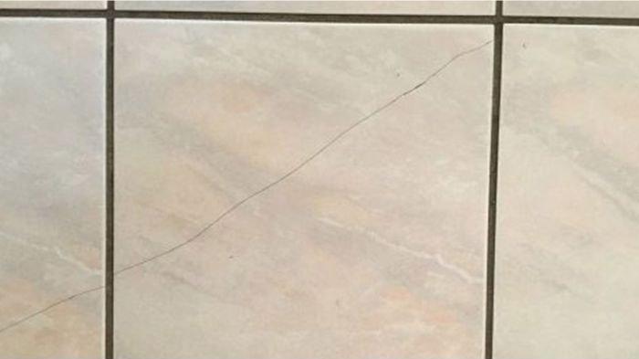 Ilustrasi retak rambut di permukaan keramik, perbaiki segera agar tidak meluas dan membesar
