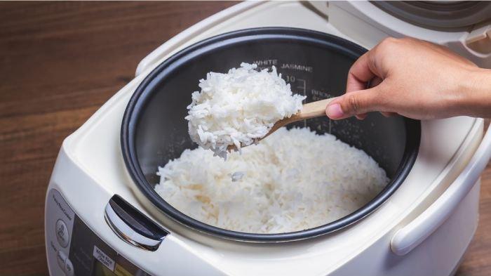 Ilustrasi memasak nasi dengan rice cooker digital.