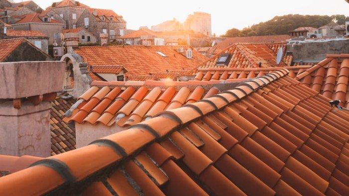 Ilustrasi rumah dengan atap genteng tanah liat yang lebih ramah lingkungan.