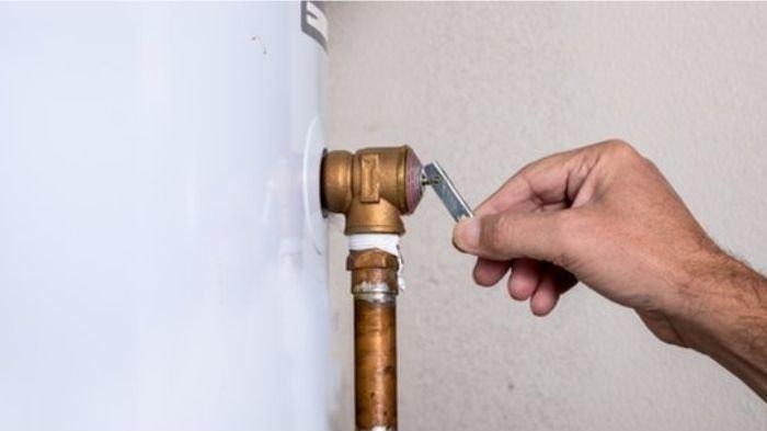 Ilustrasi Menaikkan Tuas Safety Valve Water Heater