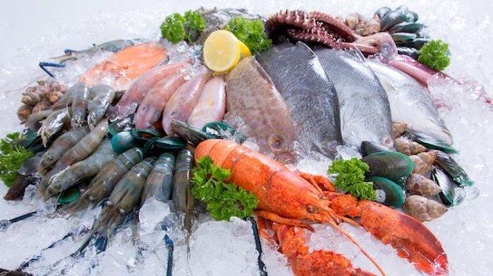 Ilustrasi seafood mentah yang harus disimpan secara tepat supaya tahan lama.