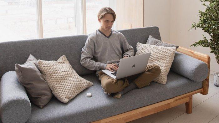 Ilustrasi pengguna laptop Mac sedang melihat password Gmail di browser Safari