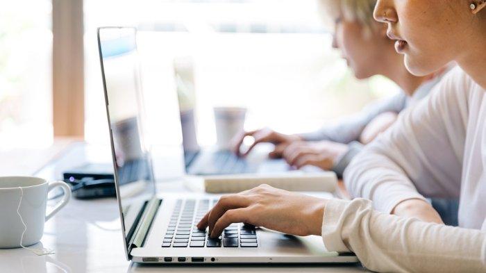 Ilustrasi bekerja menggunakan laptop