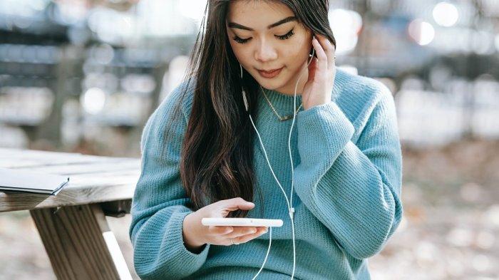 Ilustrasi pemakaian headset di luar ruangan