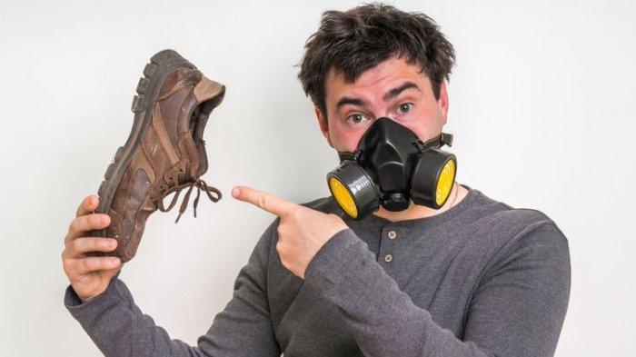 Ilustrasi sepatu berbau tidak sedap yang bisa kamu atasi dengan berbagai bahan alami.