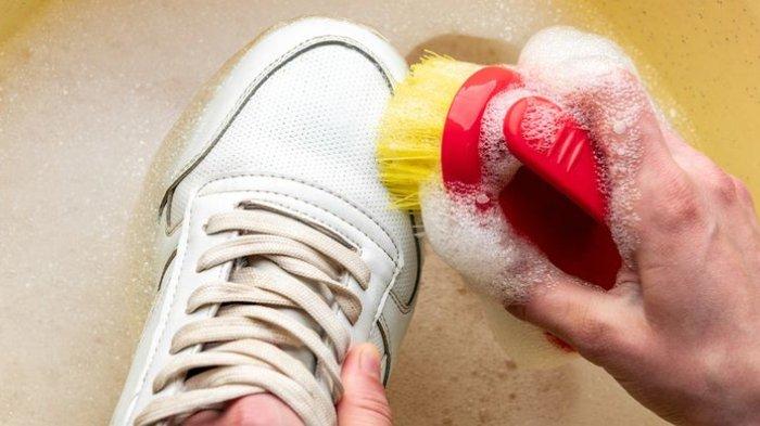 Ilustrasi sepatu putih yang menguning, bisa kamu atasi dengan berbagai bahan alami dan rumahan