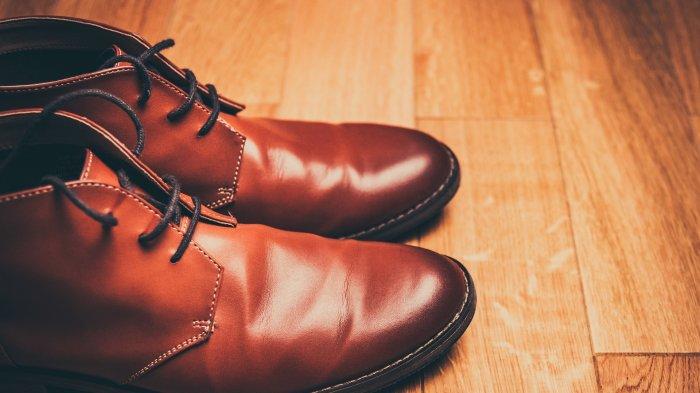 Ilustrasi sepatu yang terbuat dari kulit dan berwarna coklat, bisa dibersihkan dengan minyak zaitun.