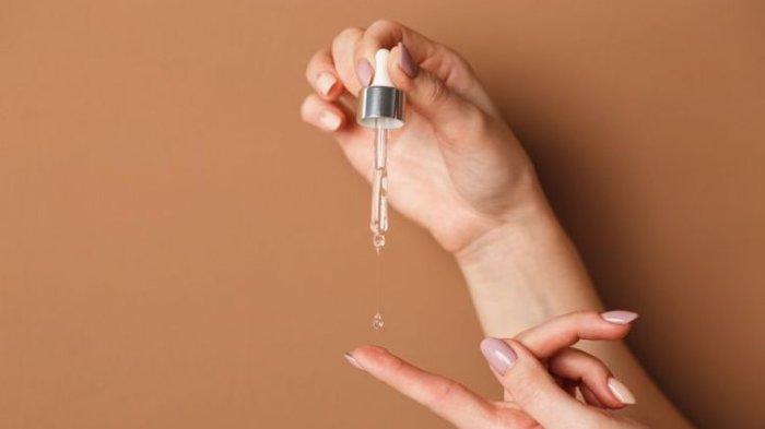 Ilustrasi serum mengandung retinol, salah satu kandungan populer di dunia kecantikan.