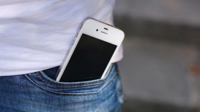 Ilustrasi seseorang menyimpan smartphone di saku celana yang ketat