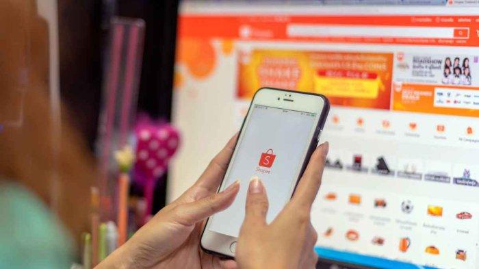 Ilustrasi pengguna HP membuka aplikasi Shopee