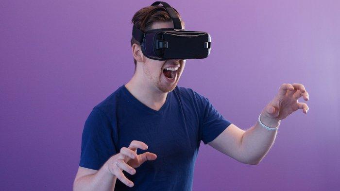 Ilustrasi seorang pria sedang menggunakan Virtual Reality