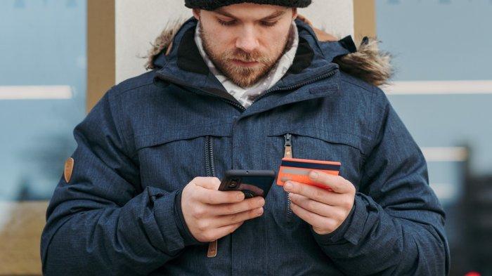 Ilustrasi seorang pria sedang bertransaksi menggunakan aplikasi m-banking