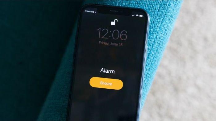 Ilustrasi tombol snooze di HP saat alarm bunyi
