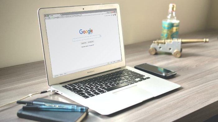 Ilustrasi membuka aplikasi browser Google Chrome di laptop