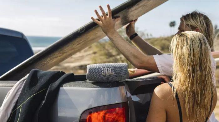 Ilustrasi pemakaian speaker bluetooth di luar ruangan atau outdoor
