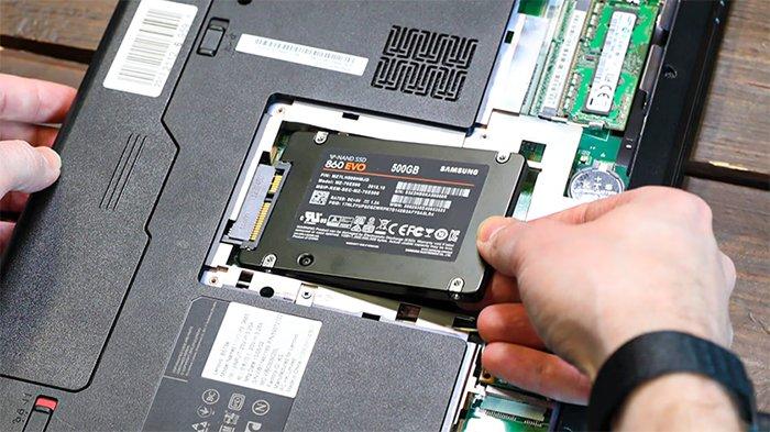 Ilustrasi SSD kapasitas 500 GB yang dipasang di laptop