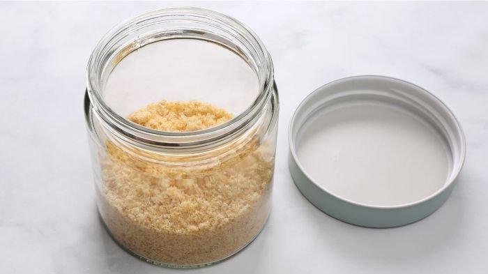 Simpan toples gula di tempat yang tepat.