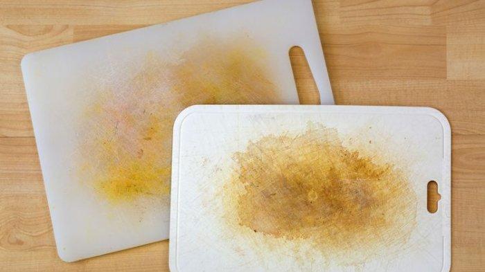 Ilustrasi talenan plastik yang kotor penuh sisa noda makanan bahkan kehitaman, bersihkan dengan garam.