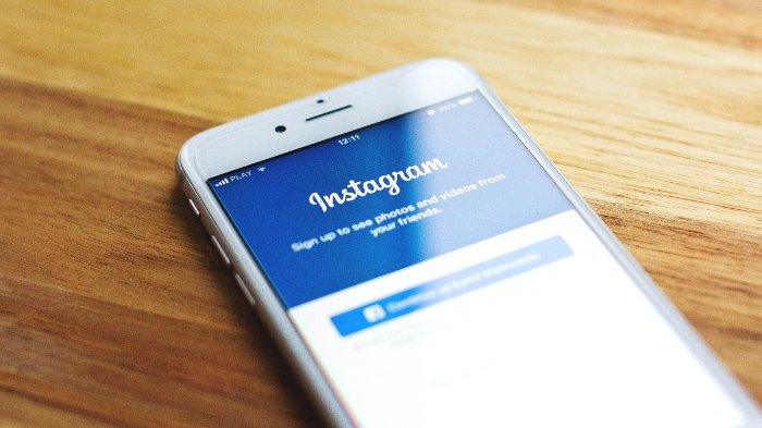 Ilustrasi pengguna HP sedang membuka Instagram, salah satu media sosial populer yang kini banyak digunakan