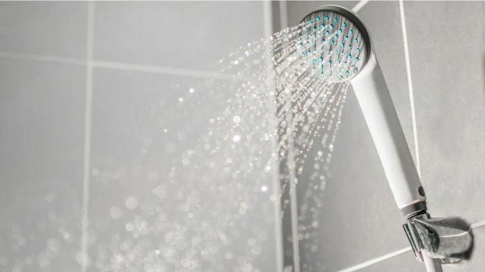 Ilustrasi tekanan aliran air yang keluar dari shower.