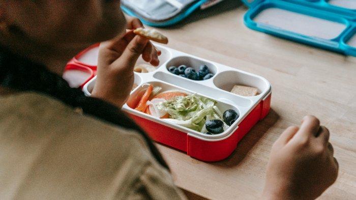 Wadah plastik yang berbau tidak sedap bisa kamu segarkan dengan air cucian beras.