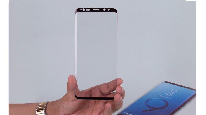 Ilustrasi tempered glass yang perlu dipasang di layar HP