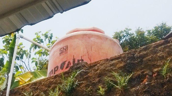 Ilustrasi pemakaian toren sebagai tempat penampungan air di rumah