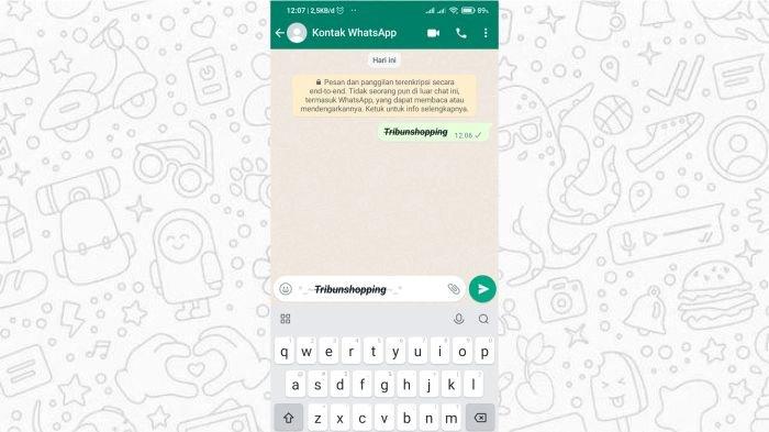 Ilustrasi tulisan WhatsApp dengan kombinasi huruf miring, tebal dan tercoret
