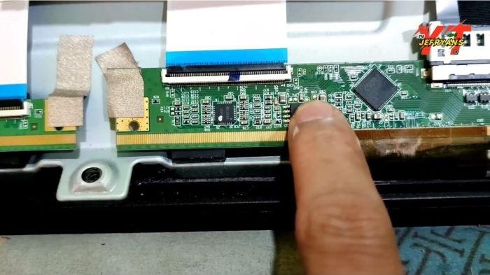 Ilustrasi PCB T-Con dan kabel flat pada TV LED yang banyak disebut menyebabkan layar bergaris
