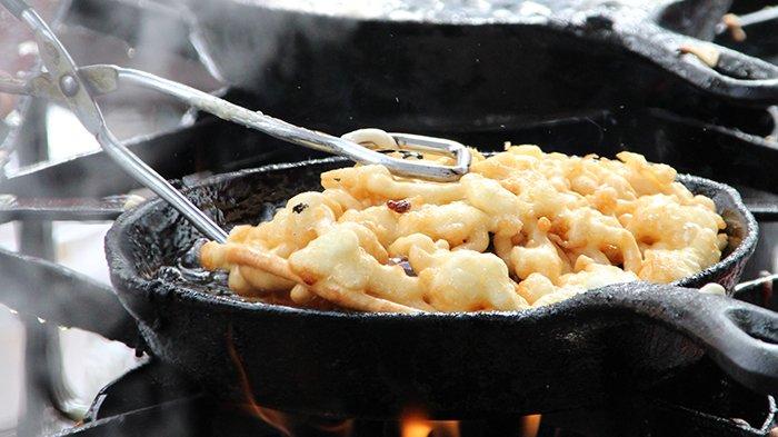 ilustrasi wajan besi cor yang bisa dibersihkan dengan tisu dapur.