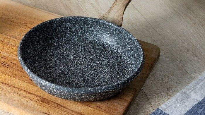 Ilustrasi wajan granite yang harus dirawat dan dibersihkan secara tepat.