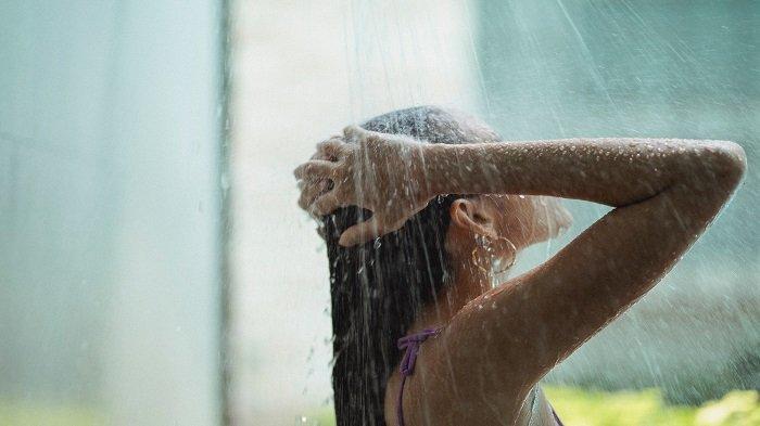 Ilustrasi wanita keramas dengan air dari shower.