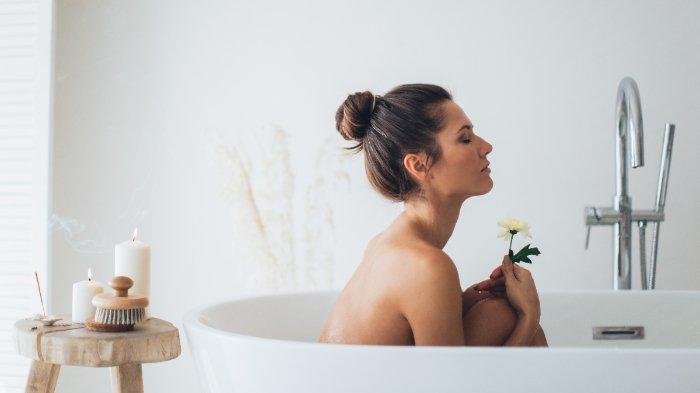 Ilustrasi wanita mandi berendam menggunakan  air hangat