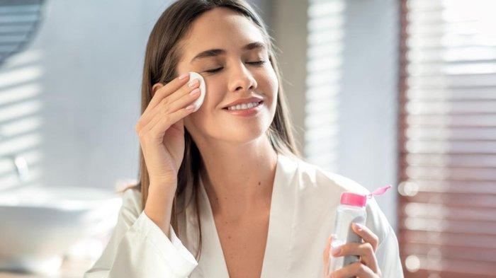 Ilustrasi wanita membersihkan makeup menggunakan micellar water dengan kualitas terbaik.
