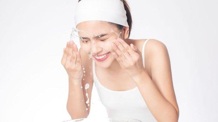 Ilustrasi wanita membersihkan wajah menggunakan produk skincare yang tepat.