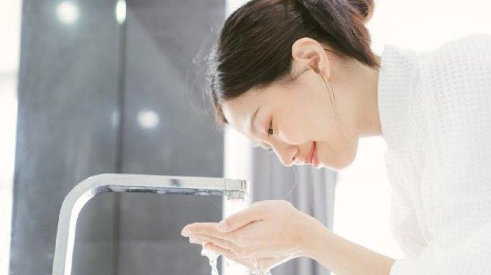 Ilustrasi wanita mencuci wajah menggunakan facial wash.